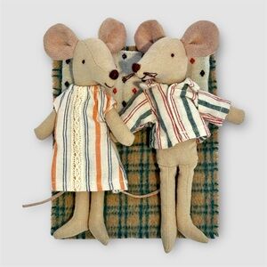 MAILEG RETIRED IN 2017 MUM AND DAD MICE SET IN PAJAMAS Rare Collectible Pair